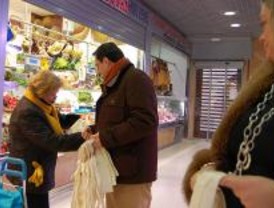 Alcalá reparte 5.000 bolsas de tela reutilizables para evitar el uso de las de plástico