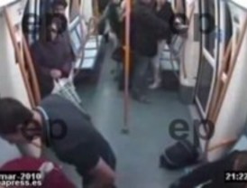 Un joven agrede brutalmente a otro en el Metro
