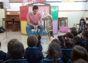 Una clase de tuba para niños