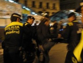 Los acampados montan guardias en Sol para evitar un desalojo de la Policía