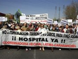 Vecinos de Carabanchel colocan la primera piedra del hospital que solicitan