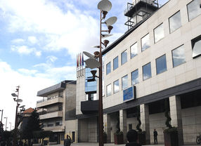 Una placa homenajea a las víctimas por violencia machista, en Getafe