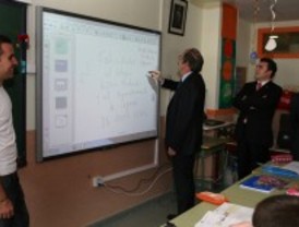 Gabilondo visita las pizarras digitales de Leganés