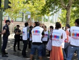 Trabajadores de Telemadrid se manifiestan ante la Asamblea