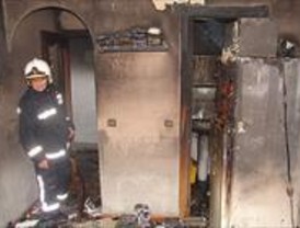El incendio de una vivienda permite descubrir 16 minipisos de 10 metros