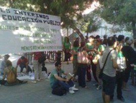 Un centenar de docentes protestan a las puertas del IES San Mateo