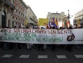 Miles de personas se manifiestan en Sol por una vivienda digna