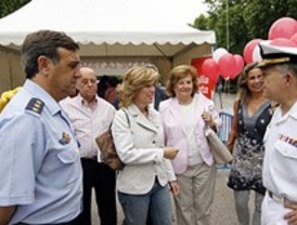 Decenas de familias disfrutan en El Retiro de saltos en paracaidas, tirolina o simulaciones de vuelo