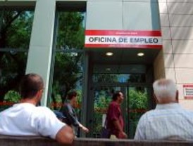 Zapatero podría modificar la ayuda a los parados tras las críticas