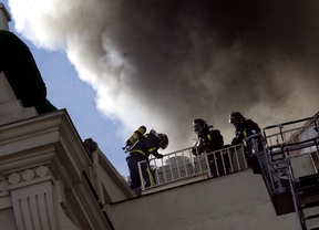 Bomberos intentan extinguir el fuego