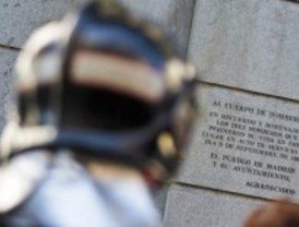 Los bomberos homenajean a sus compañeros muertos hace 25 años en Almacenes Arias