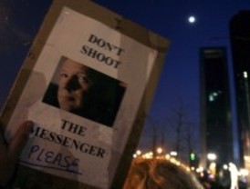 Cientos de personas se manifiestan ante la embajada británica para pedir la libertad de Julian Assange