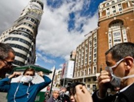 Equo Madrid recurre a las mascarillas y a las boinas para alertar de la contaminación
