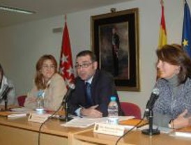 Se presenta en Parla un anuario sobre 'El derecho a no ser pobre'