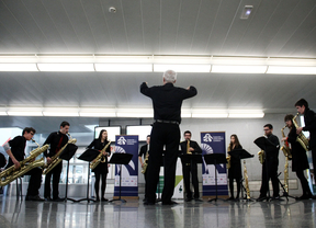 Un concierto de saxofones sorprende a los viajeros en Atocha