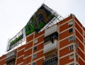 Los bomberos consiguen sujetar la valla publicitaria en la A-2