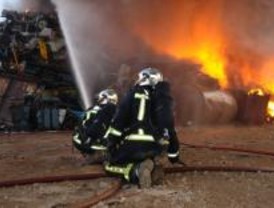 Un incendio quema 5.000 metros cuadrados de una chatarrería en Loeches