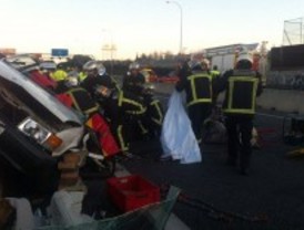 Mueren dos mujeres al ser arrollado su coche por un autobús en el bus VAO de la A-6