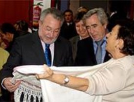 El alcalde de Alcorcón y el ministro de Sanidad visitan un centro de mayores