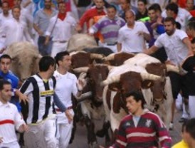 Un herido por asta de toro en un masivo tercer encierro de las fiestas de 'Sanse'