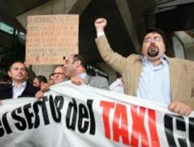 Miles de taxistas se concentran en Barajas contra el intrusismo