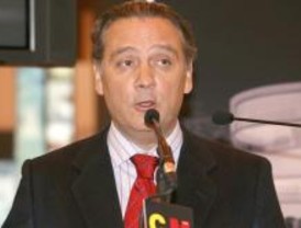 Prada muestra su apoyo a Aguirre 'tome la decisión que tome'