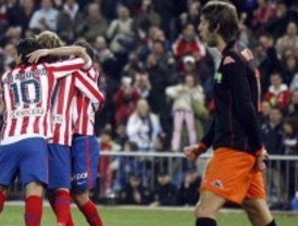 El Atlético golea y sueña con Europa