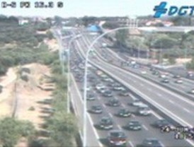 El incendio de un camión deja varios kilómetros de retenciones en Meco