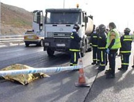 Muere un obrero aplastado por un camión en la M-45