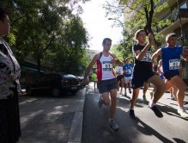 Decenas de corredores participan en la Milla Urbana de las fiestas del distrito centro