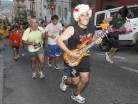 Más de 2.000 personas participan en la carrera del rock & roll