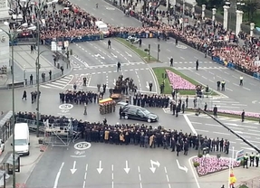 Suárez deja Madrid entre gritos de "viva el mejor presidente"