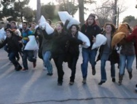 Las almohadas golpean con amor en Retiro