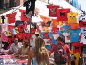 El mercadillo ilegal de Embajadores mantiene su actividad