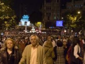 Miles de madrileños se echan a la calle en la Noche en Blanco