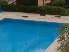 Rescatan a una niña del limpiafondos de una piscina
