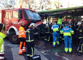 25 heridos leves y uno grave en un choque entre un camión de bomberos y un autobús en Móstoles