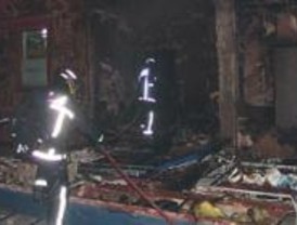 Un incendio calcina una zapatería en el centro de Coslada
