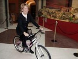 Aguirre presenta las corbatas de Aldeas Infantiles