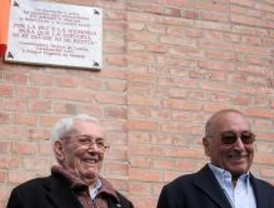 Una placa recuerda a las víctimas del franquismo