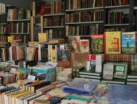 IU critica la "falta de personal y de volúmenes" en las bibliotecas de la capital