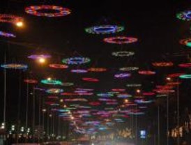 Los madrileños sorprendidos por la temprana colocación de las luces de Navidad
