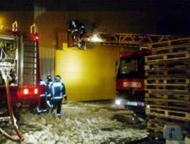 Un bombero herido leve en un incendio en Ajalvir