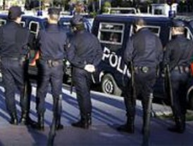 La policía impide la concentración pero se enfrenta a un grupo de jóvenes