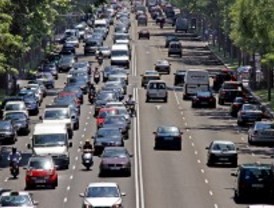 Un taxi embiste a un turismo para evitar que cause un accidente en Castellana