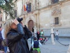 Las cigüeñas vuelven a hacer de guías turísticas en Alcalá de Henares