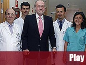 El rey recibe el alta dos días después de ser operado de la rodilla y ya camina con muletas
