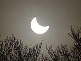 Las nubes impiden contemplar el eclipse parcial de sol desde Madrid