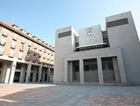 Aparece una mancha rojiza en el lago de Butarque y el Ayuntamiento sospecha de que sea un vertido ilegal
