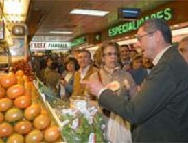Gallardón destaca que el Ayuntamiento ha invertido 15 millones en los mercados